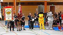 Nach dem Einmarsch mit Vereinsfahnen eröffnet die Vizepräsidentin des Turngaus Hohenzollern, Waltraud Manter (am Mikro), das ...