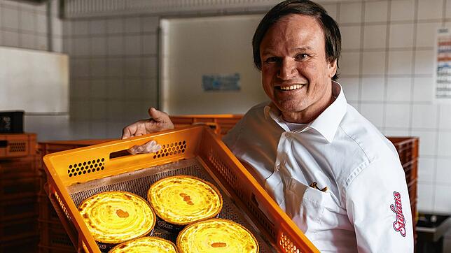 Das ist er, der Mann hinter den Kuchen: Stefan Linder in seiner Backstube in Ebringen, einer Gemeinde südlich von Freiburg. Tausende ...
