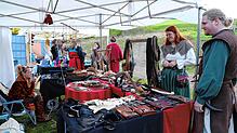 Aus Eisenbach stammt dieser Marketenderstand, der allerlei nützliche Dinge aus Pelz und Leder feilbietet. Fotos: Hans-Jürgen Kommert