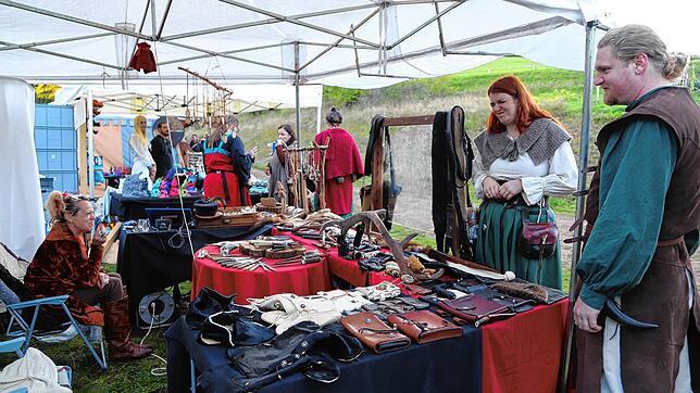Aus Eisenbach stammt dieser Marketenderstand, der allerlei nützliche Dinge aus Pelz und Leder feilbietet. Fotos: Hans-Jürgen Kommert