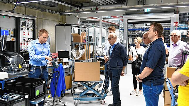 Werksbesichtigung bei der Firma Inpotron in Hilzingen: Uwe Auer (links), Mitglied der Geschäftsführung, erklärt einer Gruppe von ...