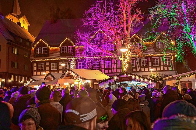 Lichterdekoration setzt beim Schwenninger Adventsmarkt 2023 besondere Akzente. Auch dieses Jahr wird die Innenstadt wieder weihnachtlich ...