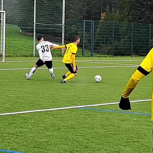 Dominik Hellenbrand erzielt das 4:1 (44.)