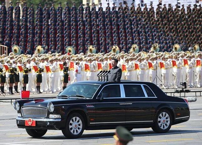 Der chinesische Präsident Xi Jinping in seiner Staatkarosse.