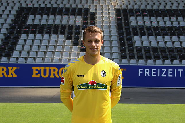 Torwart Alexander Schwolow