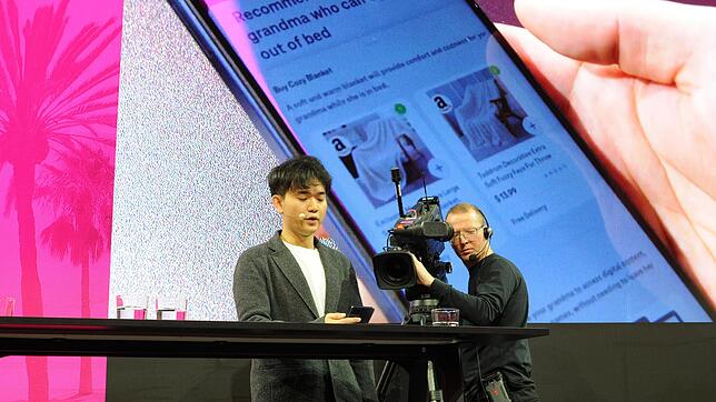 Jerry Yue, Gründer und Chef des US-Technologieunternehmens Brain Technologies, steht beim Mobile World Congress (MWC) auf einer Bühne ...