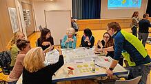 Engangierte Bürger mit kreativen Ideen: Eine der fünf Gruppen erarbeitet die Neugestaltung des Talschulplatzes.