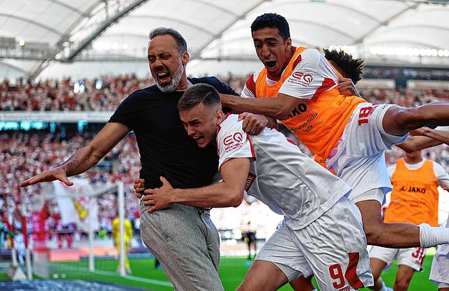 Freude pur bei VfB-Trainer Pellegrino Matarazzo (von links nach rechts), Sasa Kalajdzic und Hamadi Al Ghaddioui.