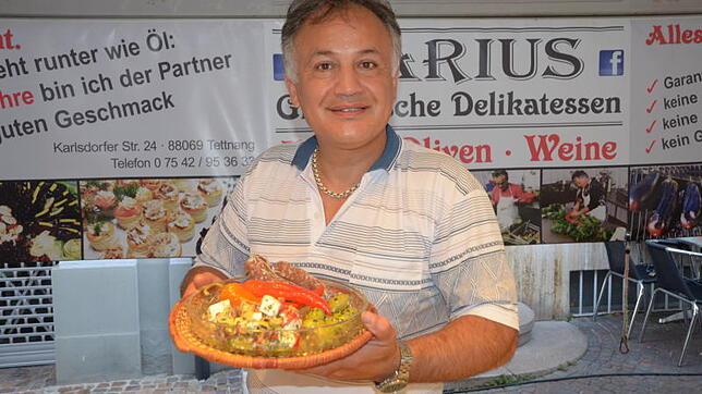 Das Auge isst mit – Olivenmann Darius Kharazi mit den Zutaten zu einer mediterranen Mahlzeit.