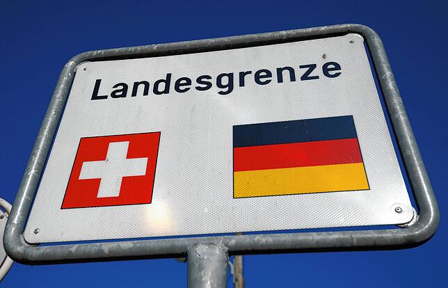 Ein Schild markiert bei Lörrach die Landesgrenze zur Schweiz. Doch wie lang ist sie?