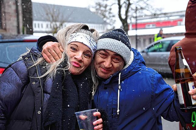 Bild 12: Narren feiern im Schneegestöber und mit Konfettiregen
