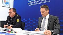 Polizeipräsident Uwe Stürmer (links) und der Leitende Kriminaldirektor Alexander Dürr stellen den Sicherheitsbericht 2022 im Präsidium ...