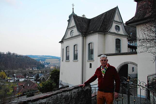 2015 hat Paul Maier zusammen mit weiteren zwölf ehrenamtlichen Helfern die Klosterkirche renoviert. Links im Tal sind das Dorf ...