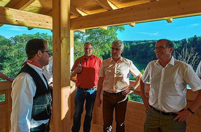 Erklärt: Killian Bühler (links) vom Wehrer Holzbauer Bühler erklärte den Besuchern Details zu der Konstruktion aus Fichtenholz.