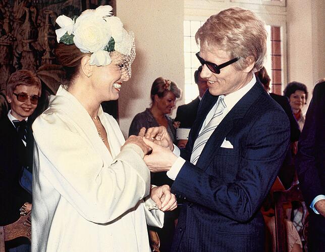 Der deutsche Volksmusiksänger Heino steckt seiner Braut Hannelore von Auersperg während der standesamtlichen Trauung 1979 im Rathaus von ...
