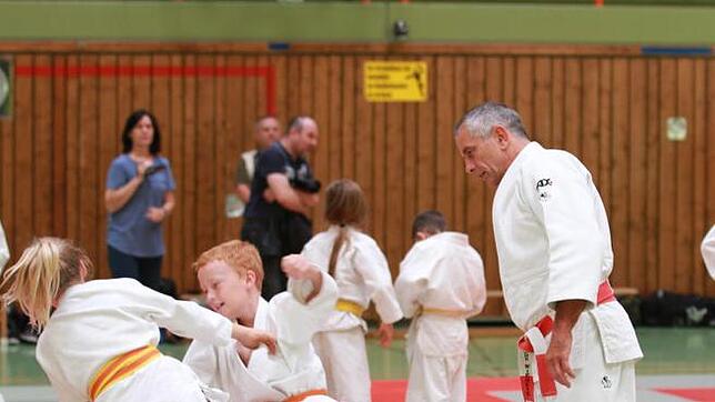 Keine Berührungsängste: Der Medaillengewinner und ehemalige Bundestrainer Frank Wieneke (rechts) war beim Training in Tiengen mitten im ...