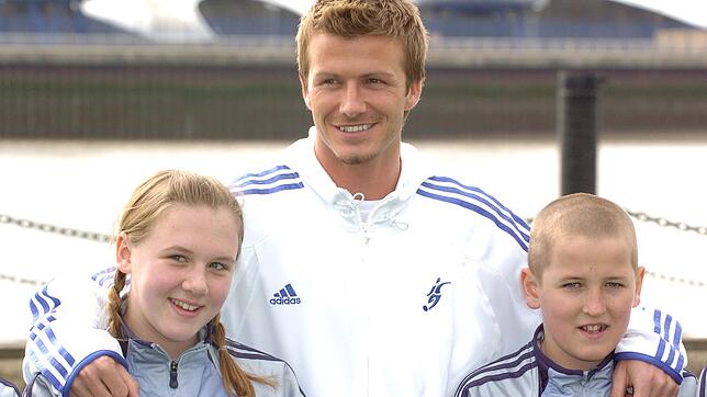 David Beckham umarmt auf diesem Bild aus dem März 2005 zwei Kinder. Der Junge rechts ist der damals zwölfjährige Harry Kane. Das Mädchen ...