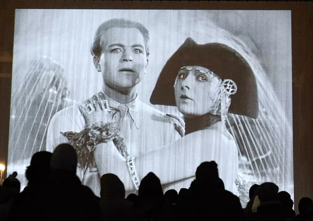 Slapstick wie im Stummfilm daran erinnert dieser groteskkomische