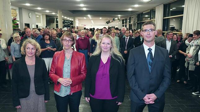 Rund 500 Stühlinger waren zur Verkündung des Ergebnisses der Bürgermeisterwahl in und vor der Aula der Realschule Stühlingen versammelt. ...