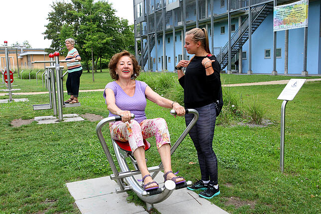 So ist's richtig: Carmen Braun gibt Luise Mitsch am Bewegungsparcours wertvolle Tipps.