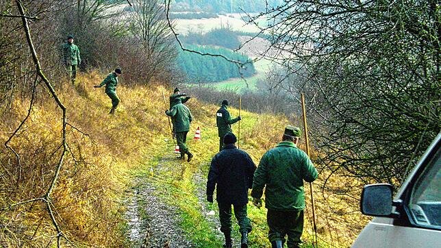 Polizisten suchen am Fundort der Leiche zwischen Blumberg und Epfenhofen nach Spuren.