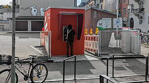 Der Geldautomat an der Ecke Rheingutstraße/Brauneggerstraße bei der HTWG erfüllt höhere Sicherheitsstandards als der bisherige.
