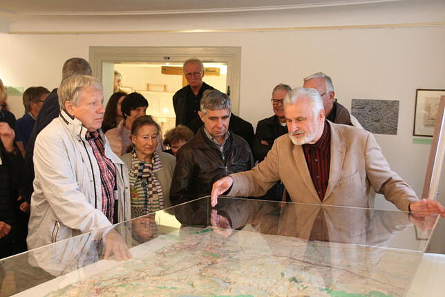 Erläuterungen zur Geschichte der Kartografie gibt Franz Schwendemann (rechts) in der Ausstellung im Museum Schiff. Bilder: Peter Schütz