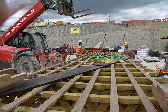 Auf der Baustelle für den Waggershausener Tunnel arbeiten Bauleute an der Verschalung für die Tunnelröhre. Der B-31-Ausbau ist für die ...