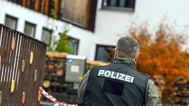 Ein Polizist geht am 19.10.2016 in Georgensgmünd (Bayern) vor einem Haus entlang, in dem ein 49-Jähriger Angehöriger der ...
