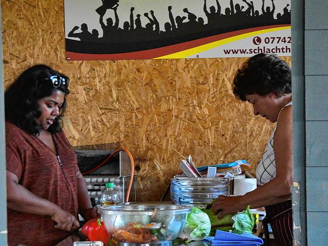 Das Küchenteam von Ursula Brohammer (rechts mit ihrer Tochter Sinja Indlekofer-Brohammer) schnitt fleißig jeden Tag Gemüse, Obst und Kuchen.