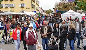 Ein Muss für viele Kirchweihgäste ist ein Bummel über den Kirchweihmarkt. Fotos: Ingeborg Meier