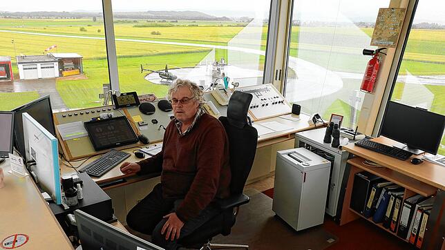 Wolfgang Schubert beobachtet 2020 im Tower des Flugplatzes Donaueschingen wenig Flugbewegungen. Mitten in der Pandemie reduzierten die ...