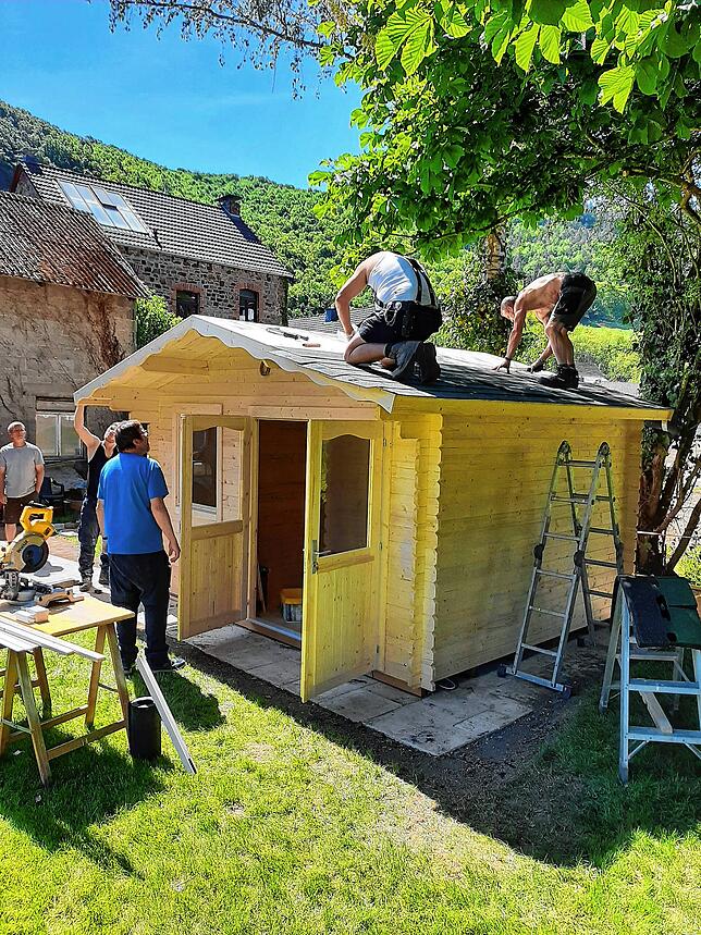 Die Helfer der Feuerwehr Hänner errichten das Gartenhäuschen, das mit Spenden aus Bad Säckingen und Hänner gekauft wurde.