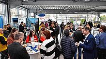 Eine volle Veranstaltungshalle: Teilnehmer des Unternehmerfrühstücks nutzen im Autohaus Albert die Gelegenheit, um ihre Erfahrungen ...