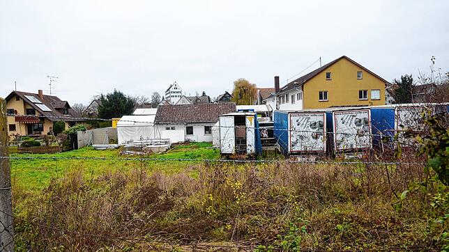 Sieht seit mehr als zehn Jahren aus wie ein Gerümpelfeld und ist auf alle Fälle eine unschöne Brache: Das Gelände der aufgegebenen Firma ...