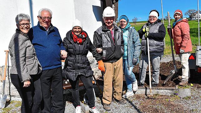 Die Friedenslichtkapelle soll mit Leben erfüllt werden: Vor Ostern pflanzt das Kapellenteam des Kultur- und Theatervereins Zeitschleuse ...