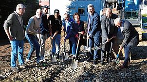 Mit voller Kraft beim Spatenstich für die neue Inobhutnahmegruppe in Bad Säckingen (von links): Architekt Franz Michler, Marco Röchard, ...