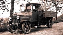 Der erste Lastwagen der Firma mit seinem stolzen Besitzer: ein in den 1920er-Jahren von Ernst Bäumle umgebauter Postbus.
