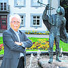Grüße aus Bad Säckingen: Hidir Gürakar vor dem Säckinger Trompeter. BILD: RAMSTECK