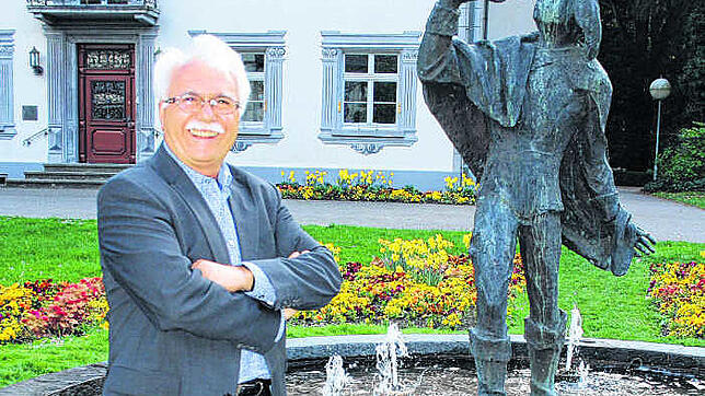 Grüße aus Bad Säckingen: Hidir Gürakar vor dem Säckinger Trompeter. BILD: RAMSTECK