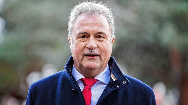 Claus Weselsky, Vorsitzender der Gewerkschaft Deutscher Lokomotivführer (GDL), kommt zur Fortsetzung der zweiten Runde der ...