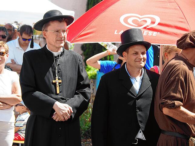 Wie Don Camillo (Pfarrer Richard Dressel) und Peppone (Bürgermeister Dominic Böhler).