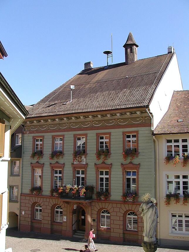 Ohne Rampe: Bislang ist das Rathaus Tien­gen nur über eine Treppe erreichbar. Derzeit wird das Erdgeschoss umgebaut. Links und rechts ...