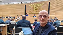 Der Abgeordnete Daniel Born im Plenarsaal des Landtags in Stuttgart.
