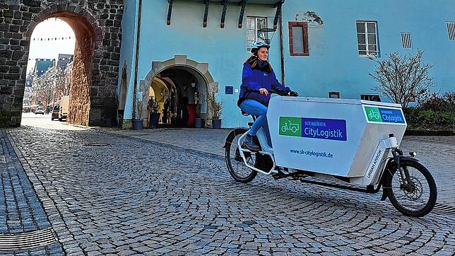 Fahrradkurierin Sophie Eigeldinger vor dem Oberen Tor: Geht der Auftrag bis 10 Uhr an die SÜDKURIER-Tochter City-Logistik wird er ...