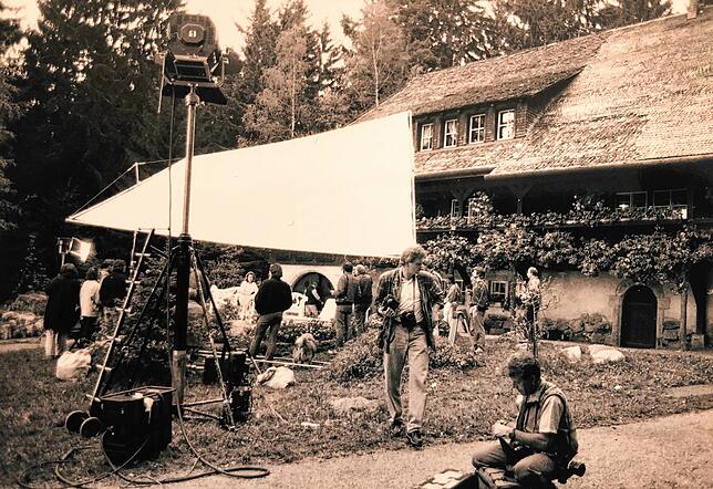 Bilder von den Dreharbeiten der Fernsehserie &bdquo;Die Schwarzwaldklinik&ldquo; vor dem Heimatmuseum Hüsli in Grafenhausen. Zwischen ...
