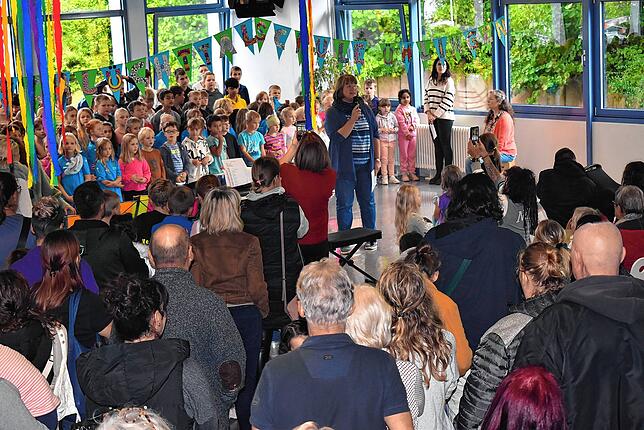 Viel Andrang gab es in der Schlüchttal-Schule. Die Kinder unterhielten mit fröhlichen Liedern unter der Leitung von Nadine Schwenninger ...