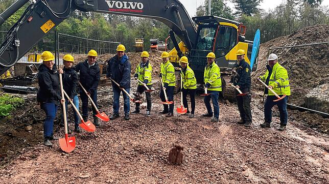 Beim Spatenstich des neuen Hochbehälters in Waldshut-Tiengen greifen zu den Schaufeln (von links): Stadträtin Nathalie Rindt, Lara ...