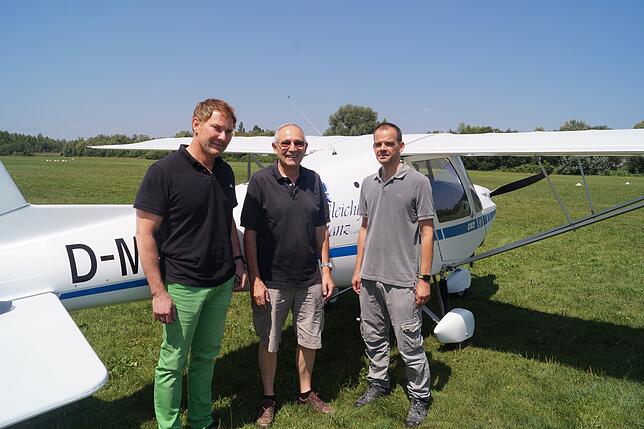 Flugschüler Bernd Nies, Fluglehrer Helmut Jungmann und Peter Magulski, Sprecher der Initiative für den Erhalt des Flugplatzes.