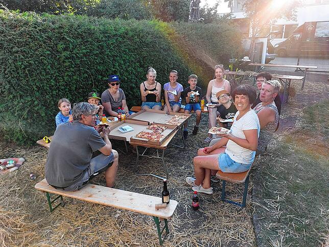 Stärkung muss sein: Eine Pizza haben sich die fleißigen Strohbinder wahrlich verdient. Foto: Gerd Feuerstein
